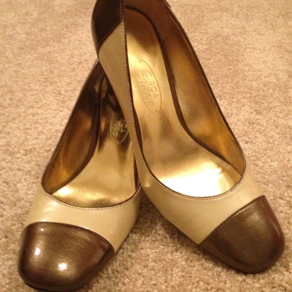Two tone golden brown pumps