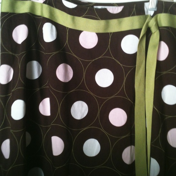 A pretty Polka Dot  Skirt  cotton/spandex side zip