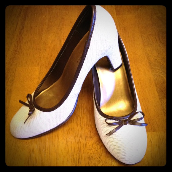 Cute Tan Pumps!!