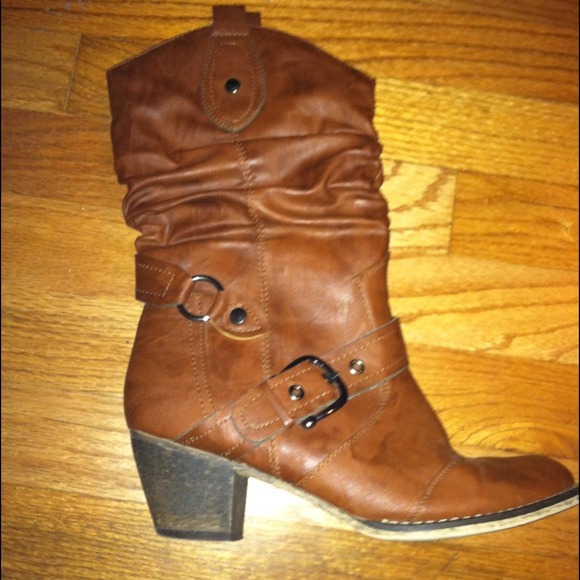 💢RESERVED for @nicolec0625💢Brown boots