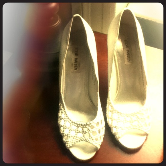 White summer pumps - Picture 1 of 4