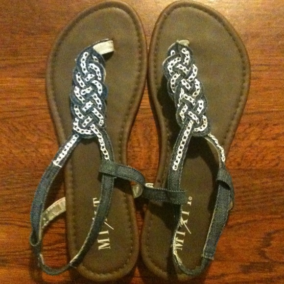Denim and chain sandals. - Picture 1 of 1