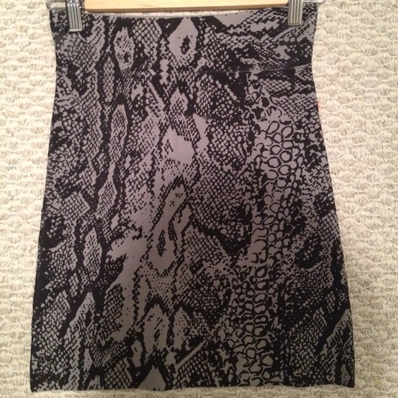 BCBGNAXAZRIA bandage snake pattern grey mini skirt