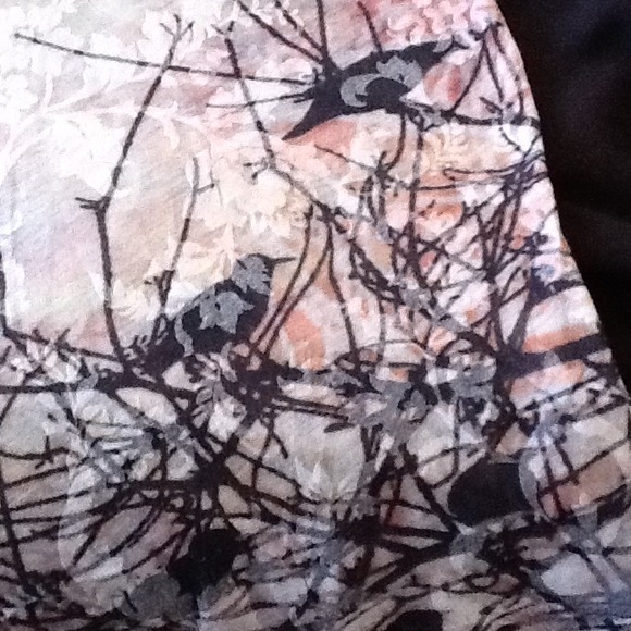 Sold in a bundle!!!!Cute top - Picture 2 of 3