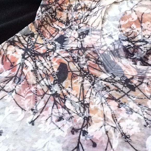 Sold in a bundle!!!!Cute top - Picture 3 of 3