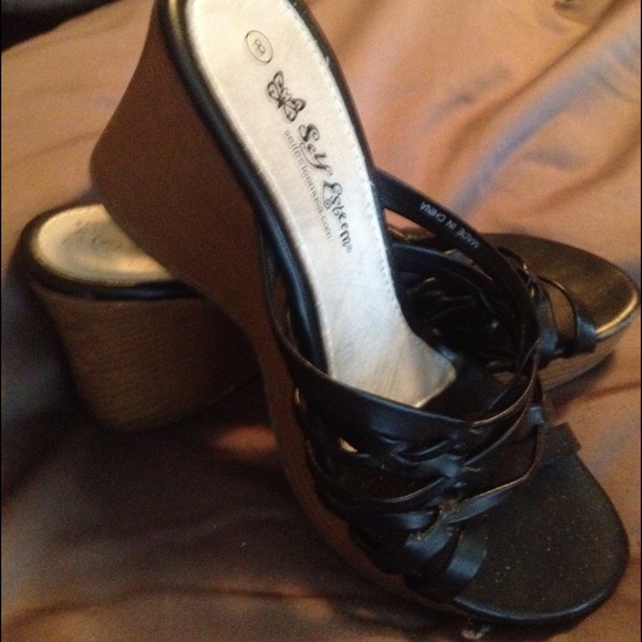 Black wedge pumps