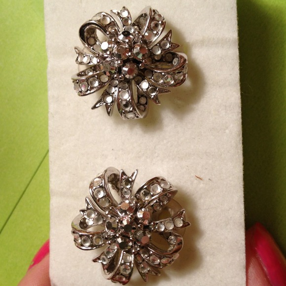 Clip ear rings crystal flowers.