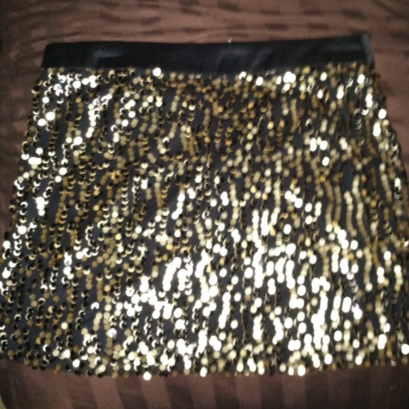 Reduced! Black and gold sequined forever 21 skirt.