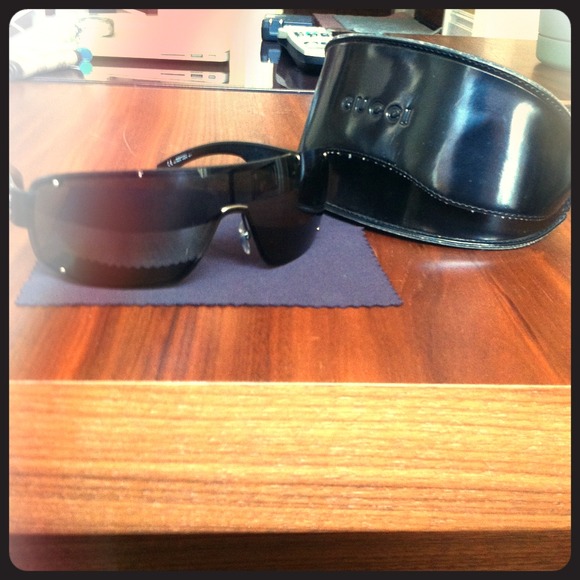 Unisex Gucci sun glasses with case