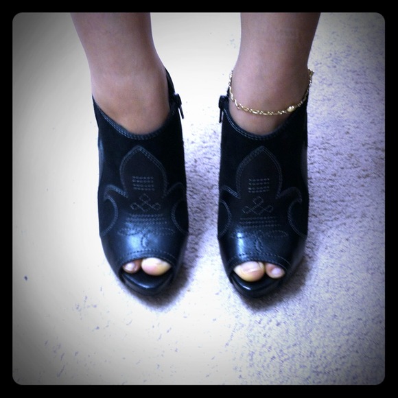 *SOLD* Black heels- Never worn. Make me offers!