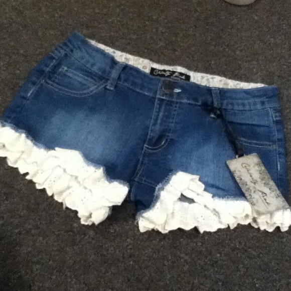 SUPER CUTE SOFT JEAN SHORTS !!