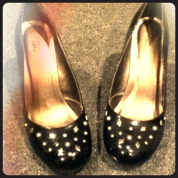 BLACK STUDDED HEALS !