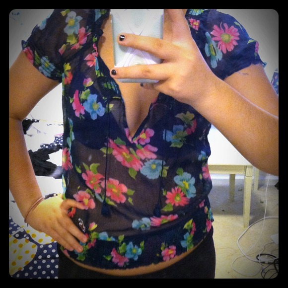 Cute sheer hollister top!