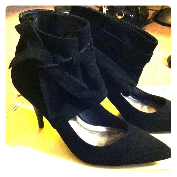 Adorable brand new bootie pump.