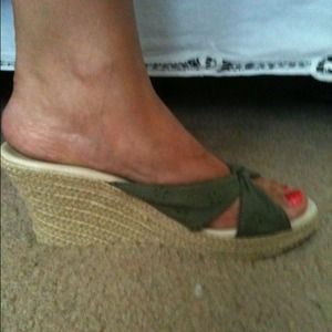 Super comfy green fabric wedge sandals