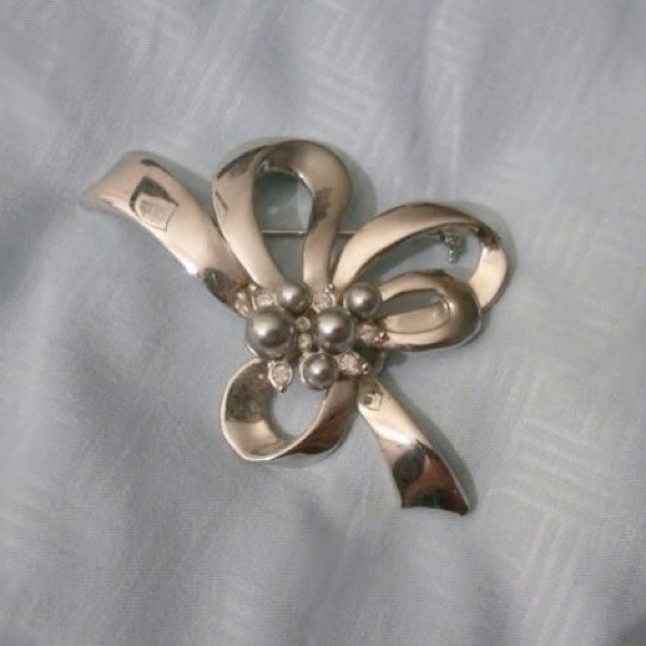 REDUCED✨ Pretty bow brooch pin