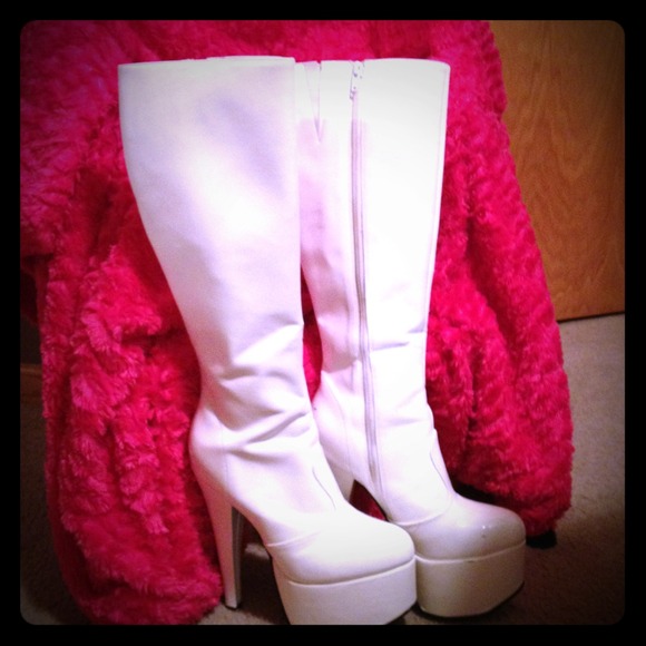 Reduced 🔥Sexy white kneehigh vinyl platform boots