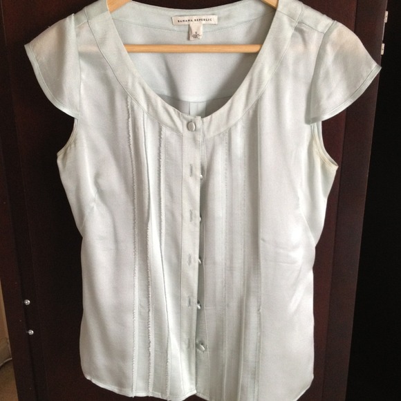 🚫 sold in bundleBanana Republic 100% silk blouse!