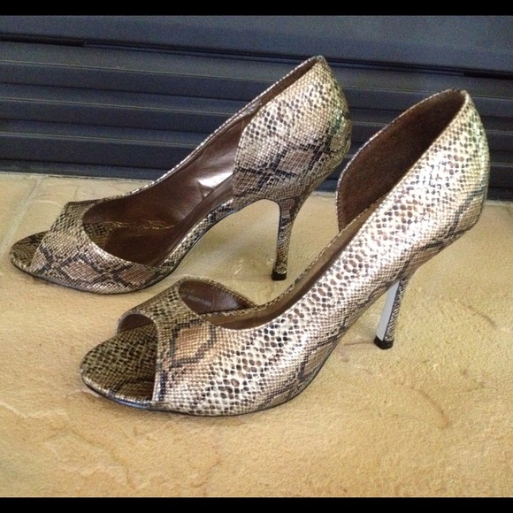 Super sexy snake print pumps new! - Picture 2 of 3