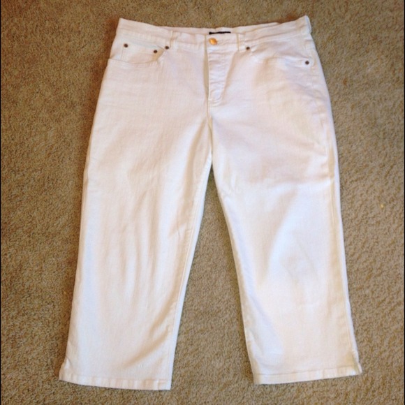 💢Sold to @ carol114Chaps white denim capri's