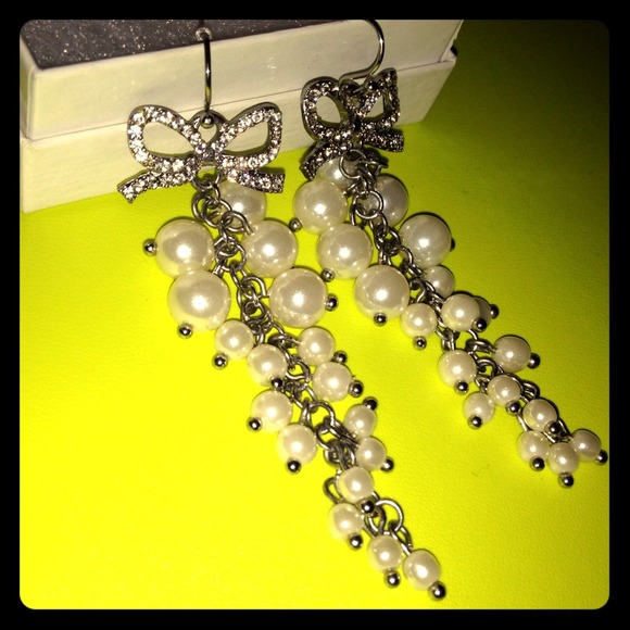 Pretty pearl & rhinestone dangling earrings