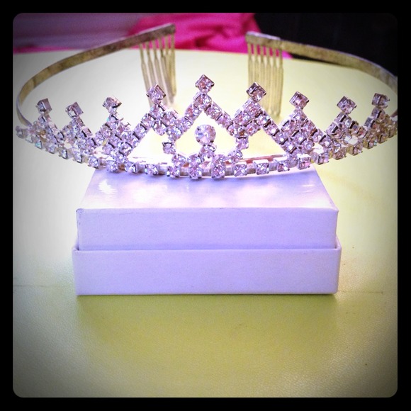 BEAUTIFUL rhinestone tiara 💎👑