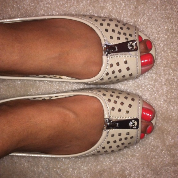 Michael Kors Moxley Flats in color cement