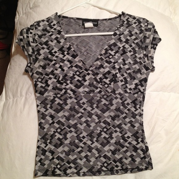 Small, fitted, sexy top 🔥🔥 - Picture 3 of 3