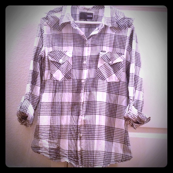 ⭕SOLD⭕ Hurley plaid button up shirt