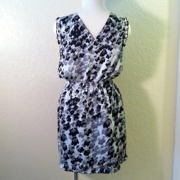 Sleeveless Black and White Flower Dress - Picture 2 of 2