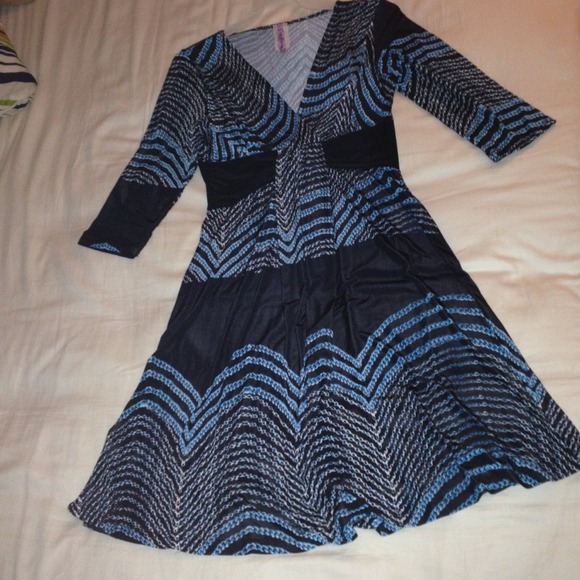 Gorgeous dress.. Perfect for your 9-5 - Picture 1 of 1