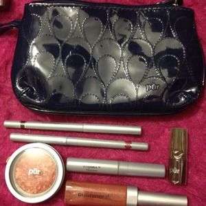 Reserved@oliviamajor1 Pur minerals travel bag.