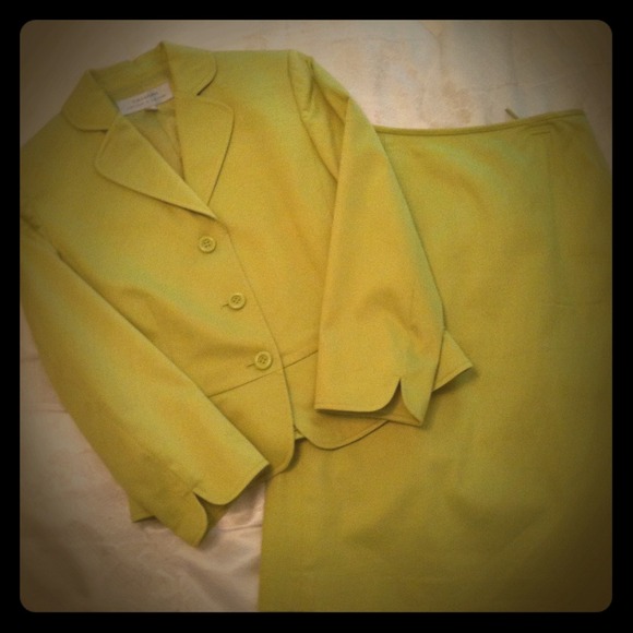 Tahari Arthur S Levine lime dress suit