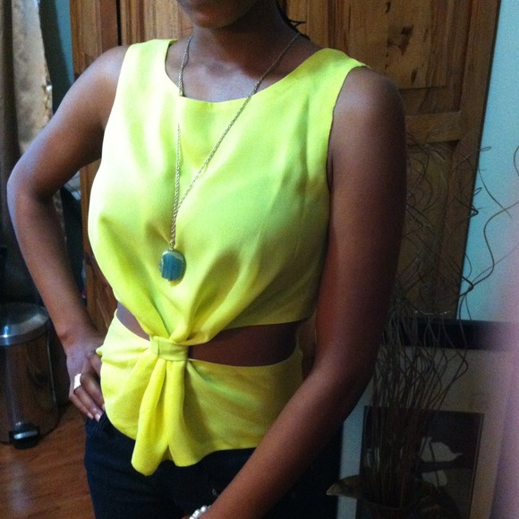 Gorgeous yellow top!! NWT!!! - Picture 2 of 2