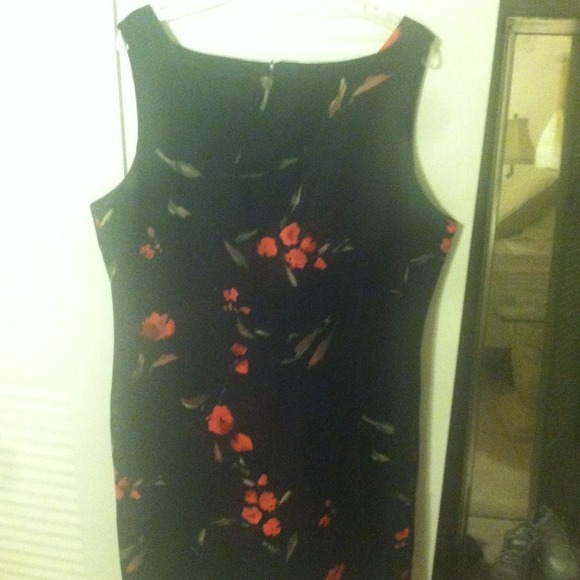⭕Flowered print black dress
