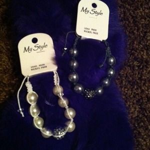 🌸2 faux pearl bracelets