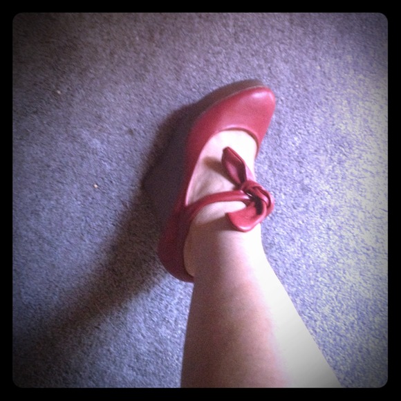 Red faux tie up leather wedges