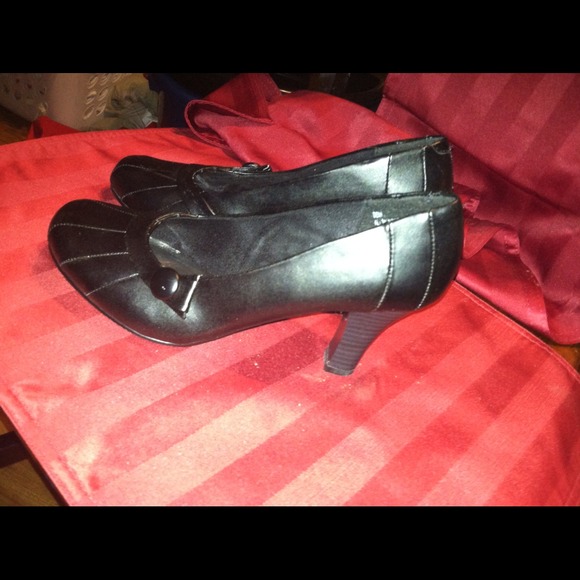 Shoes💥SOLD💥 - Picture 2 of 2