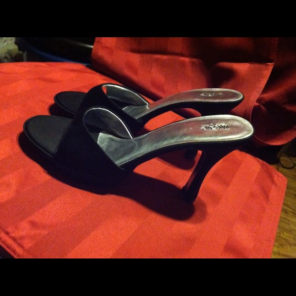 🌟SOLD🌟Shoes - Picture 2 of 3