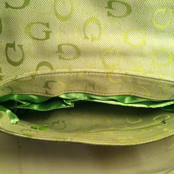 Small green Guess handbag! - Picture 2 of 4