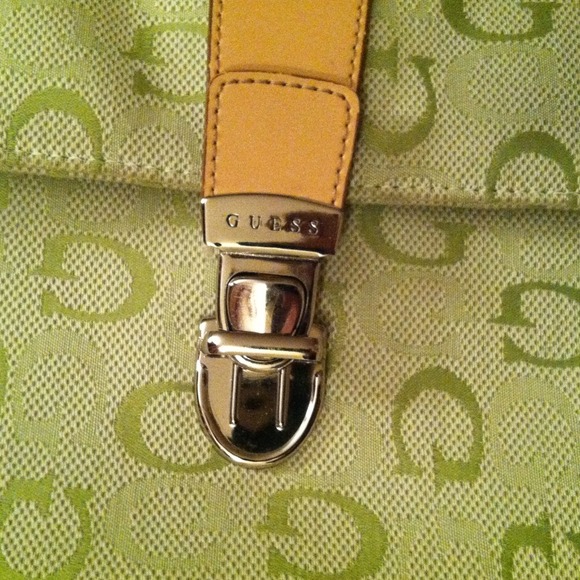 Small green Guess handbag! - Picture 3 of 4