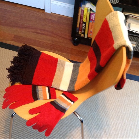 Sisley 100% wool knit scarf and gloves