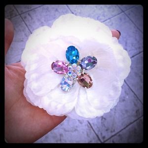 Floral multicolor hair piece.