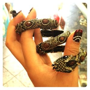 Snake elastic hand piece/bracelet.