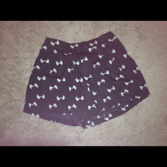✋💢SOLD loose fit shorts w adorable white bows!✋💢