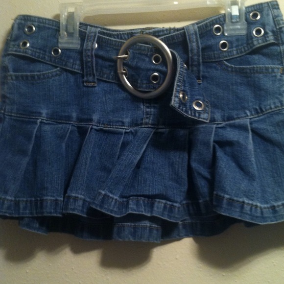 Denim ruffled skirt with attached belt.. SO CUTE