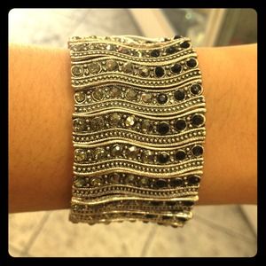 Elastic wide crystal bracelet.