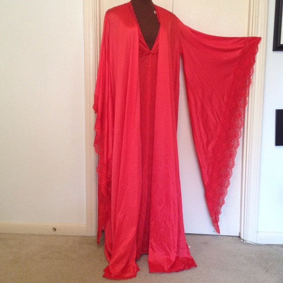 💢SOLD💢 Vintage 1970's dramatic batwing robe