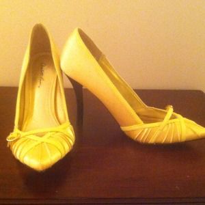 Yellow pumps...rare color!