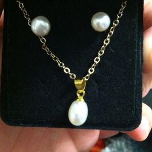 Necklace and earring set